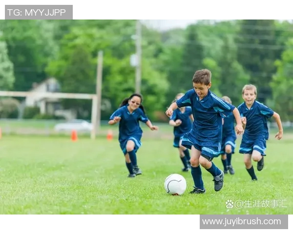 激情四溢的绿茵场上对决，足球比赛中的战术博弈与球员精彩表现全方位解析